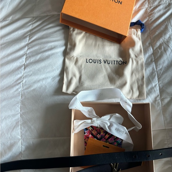 Louis Vuitton Black Belt Bag with Gold Logo - Picture 2 of 2
